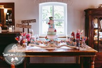Candy table met grote bruidstaart, lollies en candy in a jar