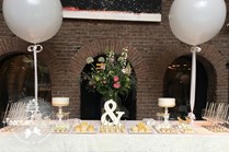 Sweet table wit goud in vintage stijl met cupcakes, macarons, schuimgebak, chocolaterie en cakepops
