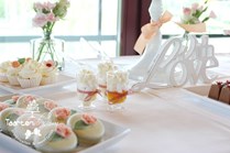 Sweet table zalm china style met bruidstaart, chocolaterie, schuimgebak en cupcakes