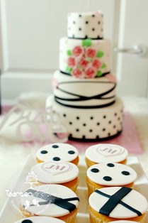 Sweet table donkerblauw wit met dots. Cupcakes en chocolaterie in stijl
