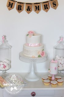 Sweet table mr & mrs pink, cupcakes, bonbons en bruidstaart