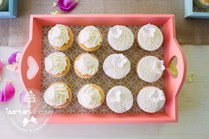 White cupcakes met creme toef en kantrelief fondant afwerking