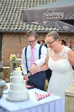 Aansnijden bruidstaart Maarten en Bregje