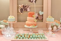 Sweet table groen zalm met cupcakes, chocolaterie, bruidstaart en candybuffet