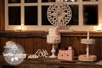 Sweet table met handgemaakte suikerbloemen, schuimgebak, bonbons en cupcakes