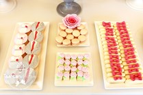 Sweet table fuchsia pink met mr & mrs cupcakes, chocolaterie en macarons