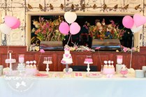 Sweet table fuchsia pink met mr & mrs cupcakes, chocolaterie, macarons en candy jars
